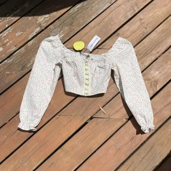 New Love Stuck Floral Hook & Eve Top - Picture 11 of 16